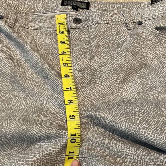 Fabulous😱snake print Nicole Miller size 16 jeans. - Picture 13 of 16